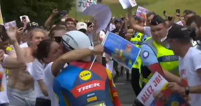Julien Bernard büntetést kapott egy csókért a Tour de France-on