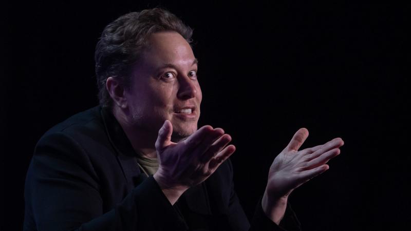 Elon Musk perre megy a hirdetők és egy reklámszövetség ellen