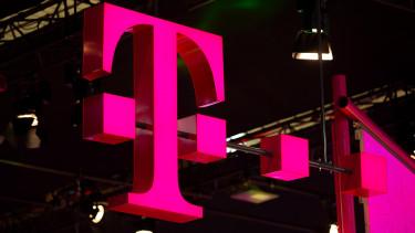 A Magyar Telekom árfolyama 17 év után ismét közel az 1000 forinthoz