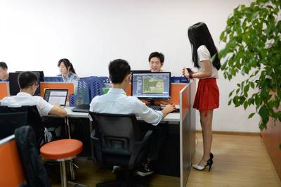 Pompomlányokat alkalmaznak a programozók motiválására Kínában