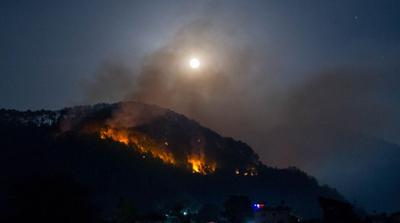 Katmandu peremén harcolnak a lángokkal a tűzoltók és helyiek