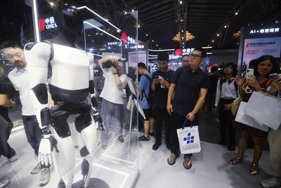 Elon Musk bejelenti a Tesla humanoid robotjainak gyári bevezetését