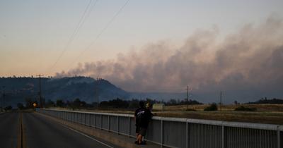 Hőhullám és erdőtüzek kényszerítik evakuálásra Kalifornia lakóit