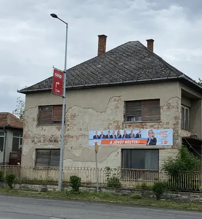 Az aszódi Fidesz a romos ház falára hirdeti a jövőt
