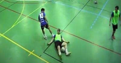 Alattomos sérülés egy futsal mérkőzésen: játékos támadt hátulról