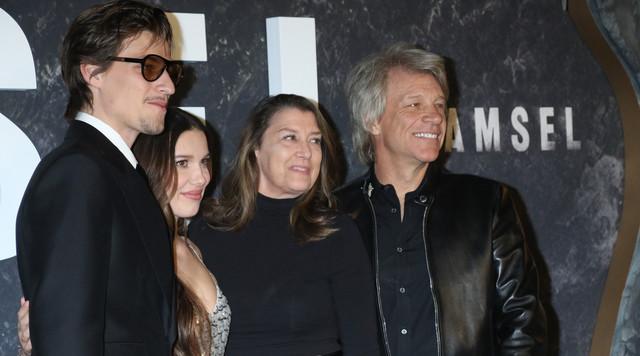 Jon Bon Jovi a fiával és Millie Bobby Brownnal nászúton Szardínián