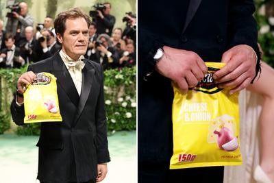 Michael Shannon meghökkentő csipszes zacskó táskával érkezett a Met-gálára