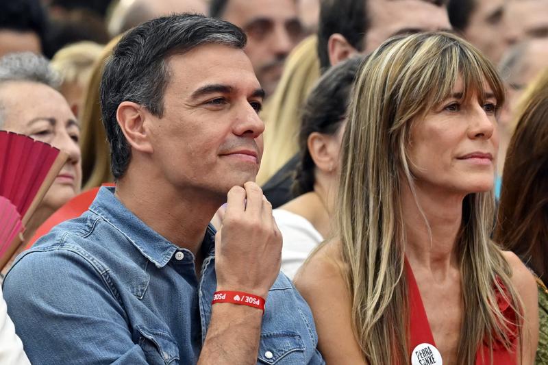Pedro Sánchez miniszterelnök lemondását fontolgatja felesége ügyei miatt