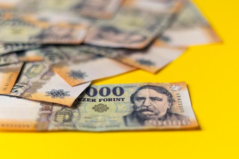 A forint egy hónapos csúcsra erősödött az euróval szemben