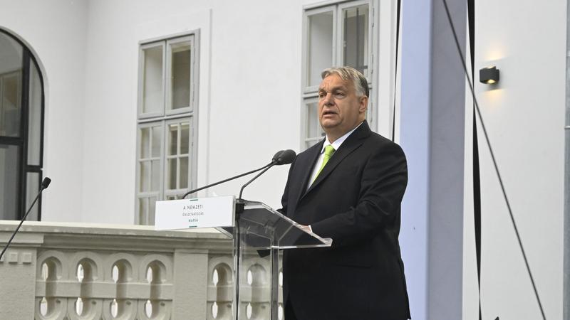 Orbán Viktor egy történelmi bicskát kapott ajándékba