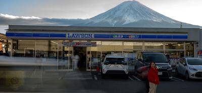 A Fudzsi-hegy rejtőzködik: ponyvafal a turisták ellen
