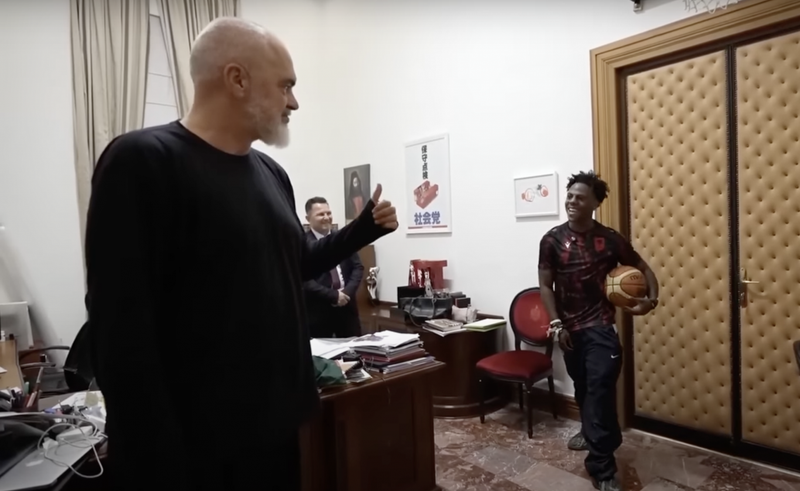 Amerikai streamer kosarazott az albán miniszterelnök irodájában