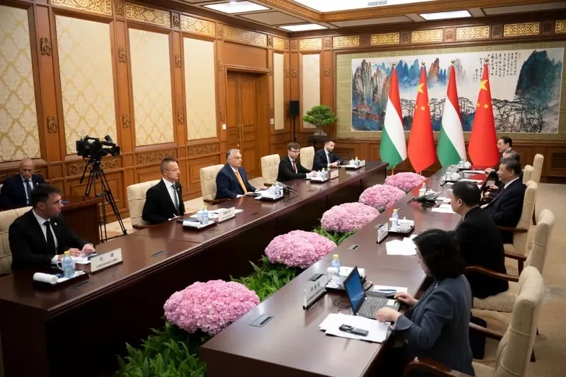 Orbán Viktor békekövető küldetése Kínában és a belpolitikai változások