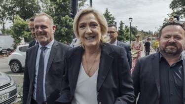 Marine Le Pen Macron elleni államcsíny vádját emlegeti