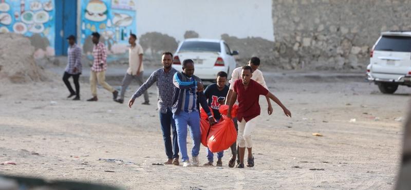 Tragédia Mogadishuban: Öngyilkos merénylő és társai támadtak a strandon