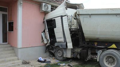 Teherautó rongálta meg egy családi házat Enyingen