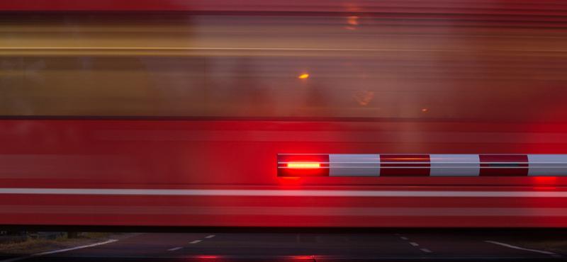 Ember halt meg vonatgázolásban Tótkomlóson, pótlóbuszok közlekednek