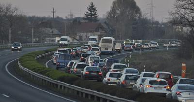 Hosszú várakozás az autópályákon: több kilométeres torlódások országszerte