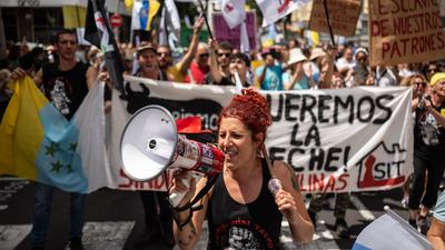 Tízezrek tüntetnek a turisták ellen a Kanári-szigeteken