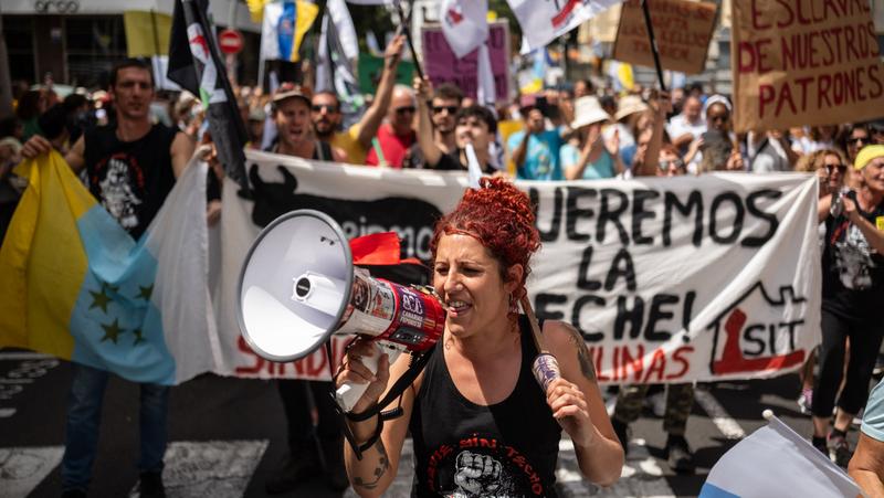 Tízezrek tüntetnek a turisták ellen a Kanári-szigeteken