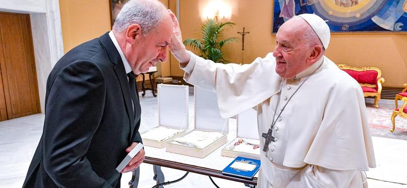 Sulyok Tamás megosztotta a matyóhímzés történetét Ferenc pápával a Vatikánban, az apja múltja valószínűleg nem került terítékre