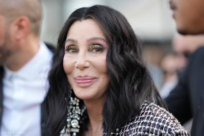 Cher időtlen stílusa a vörös szőnyegen ragyogott ismét