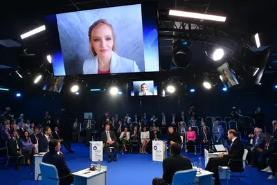 Putyin lányai feltűntek a Szentpétervári Gazdasági Fórumon