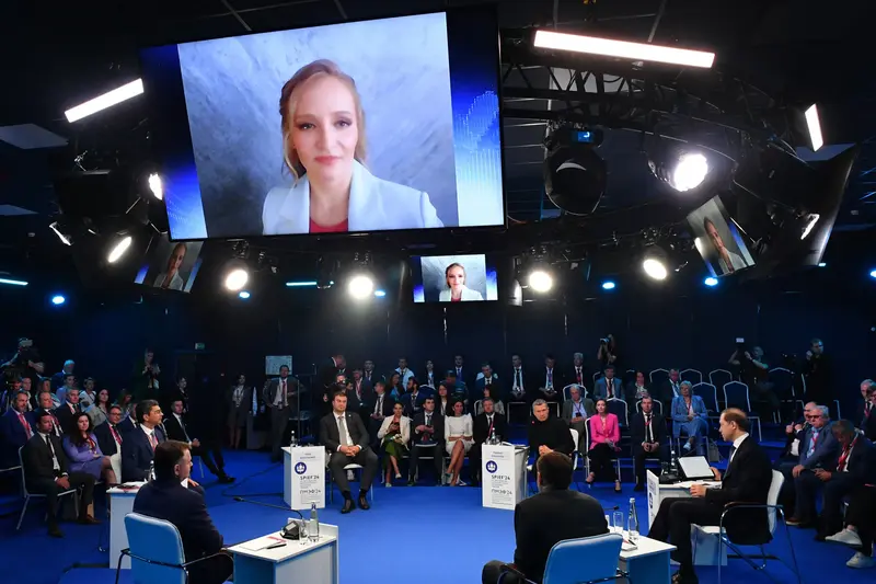 Putyin lányai feltűntek a Szentpétervári Gazdasági Fórumon