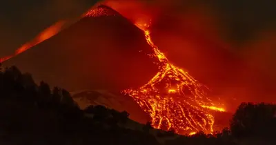 Az Etna vulkán újra kitör: látványos lávafröccsök az éjszakában