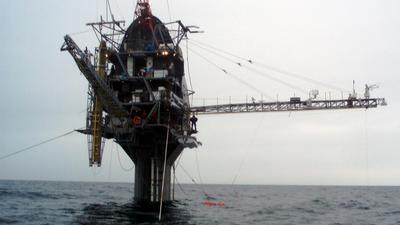 Az R/P FLIP óceánkutató platformja bontótelepen végzi utolsó útját