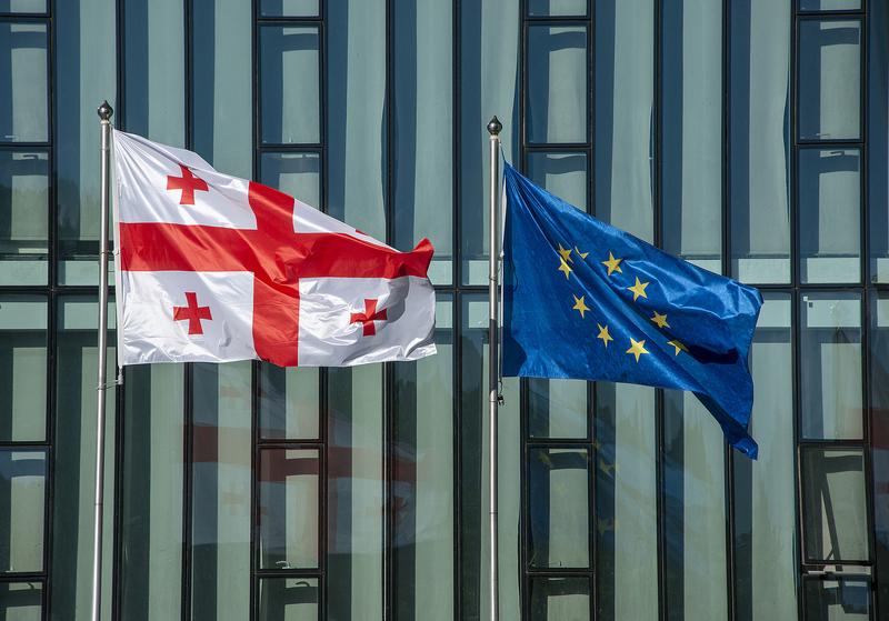 Az EU felfüggeszti Grúzia csatlakozási folyamatát a moszkvai közeledés miatt