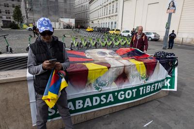 Tibeti tüntetők fogadják a Kínai elnököt Budapesten
