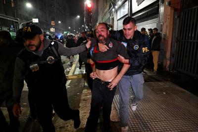 Erőszak és tüntetések Buenos Aires utcáin a megszorítások ellen