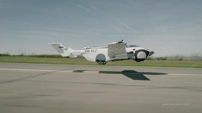 Jean-Michel Jarre a futurisztikus AirCar repülő autó első utasa