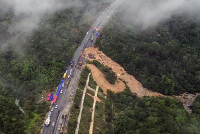 Súlyos földcsuszamlás Kínában: Autópálya omlott be a hegyek között