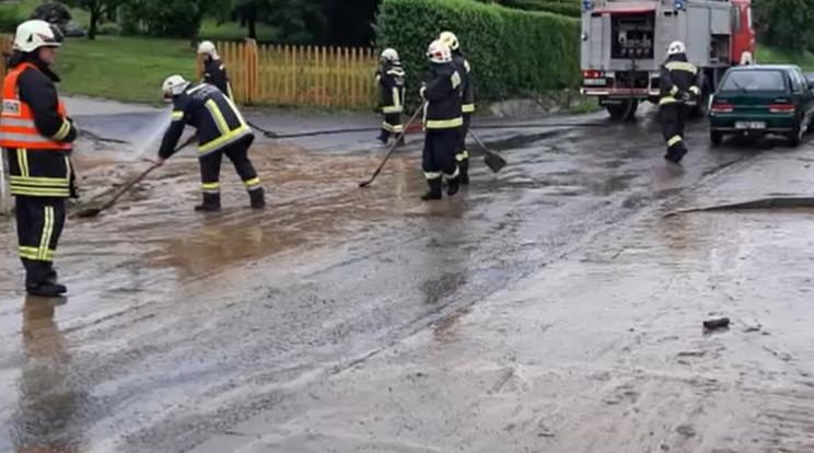 Gyerekeket menekítettek ki a sárfolyam sújtotta Zalalövőn