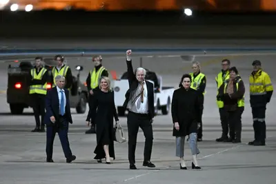 Julian Assange visszatér Ausztráliába a börtön és lobbizás után