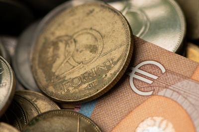 A forint erősödik: kedvező árfolyamok a kamatcsökkentés ellenére