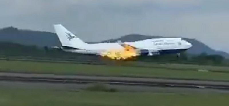 Boeing 747 hajtóműgyulladás Makassaron: sikeres kényszerleszállás