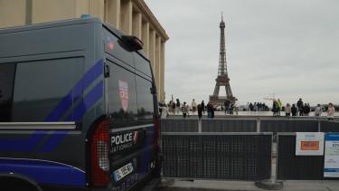 Pszichológiai terrorcselekmény gyanúja az Eiffel-torony alatt