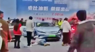 Elektromos autó balesete sérültekkel egy kínai kiállításon