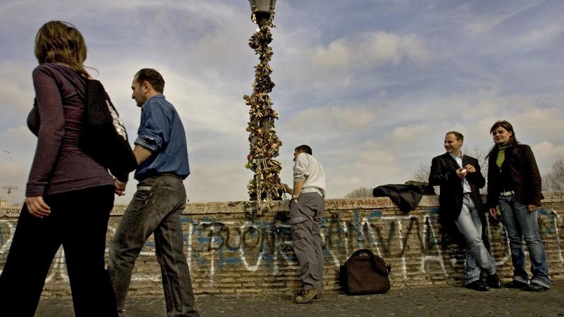 Róma szerelmi lakatoktól megszabadul, Velence turistáit szabályozza