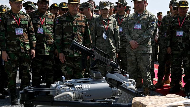 Kína bemutatja a gépfegyverrel felszerelt harci robotkutyát