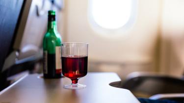 Az alkoholfogyasztás veszélyei a repülés során felfedve