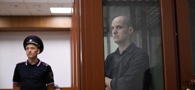 Amerikai újságíró kémkedési vádak miatt bíróság előtt Oroszországban
