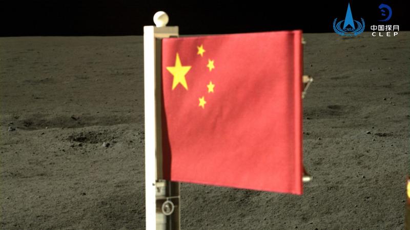 Kína bazaltból készült zászlót helyezett ki a Holdon