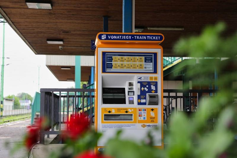 Kötelező helyjegy a balatoni vonatokon – új automaták a parton