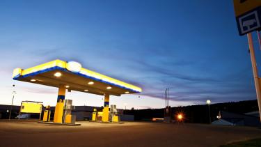 Csökkenő üzemanyagárak keddtől a hazai benzinkutakon