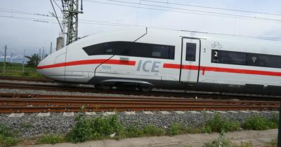 Káosz a német vasúton: ingyen italok enyhítették az utasok fennakadását