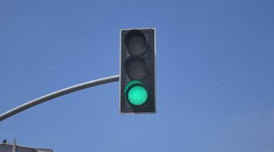 Felejtsd el a pirosat és zöldet: a fehér fény forradalmasíthatja a közlekedést